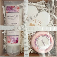 Load image into Gallery viewer, gift box small heart Lavender